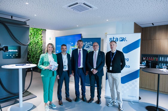 Am 14. Oktober wurden die Vorteile des neuen Fix 365-Pass für Unternehmen präsentiert. Auf dem Foto (von links): Verena Schnitzer (Projektleiterin bei STA), Joachim Dejaco (Generaldirektor der STA), Daniel Alfreider (Landesrat für Mobilität), Sandro Pellegrini (Präsident des Südtiroler Wirtschaftsringes) und Andreas Rogger (CHRO – Chief Human Resources Officer von Alpitronic). (Foto: USP/STA/Ivan Brentegani)