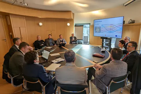 Per gestire al meglio la mobilità sulla base di dati concreti, la Provincia, le Comunità comprensoriali e i Comuni collaborano alla raccolta dei dati sul traffico. L'assessore Daniel Alfreider ha parlato con i rappresentanti del Consorzio dei Comuni e delle Comunità comprensoriali dell'utilizzo dei dati (Foto: ASP/Ingo Dejaco)