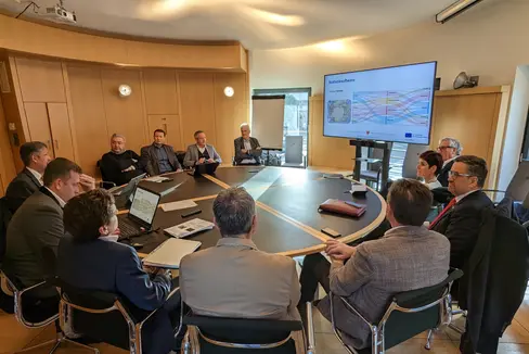 Verkehrsdaten sollen Helfen, Verkehrsflüsse besser zu steuern: Beim Treffen von Landesrat Alfreider mit Vertretern des Landes Südtirol, des Gemeindenverbands und der Bezirksgemeinschaften ging es um eine möglichst effiziente Nutzung der Daten. (Foto: LPA/Ingo Dejaco)