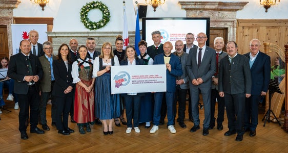 Historisches Foto mit Vertretern der Euregio-Politik, Gründungsmitgliedern sowie amtierenden und früheren Schuldirektorinnen und -direktoren. (Foto: Land Tirol/Fitsch)