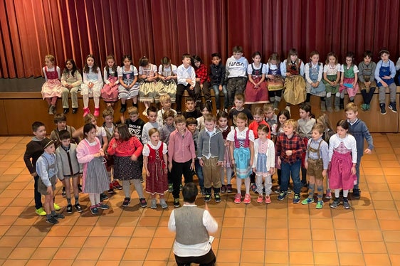 Referentin Renate Schwärzer leitet den bunt gemischten Schülerchor bei der Abschlussveranstaltung in Girlan. (Foto: LPA/Referat Volksmusik)