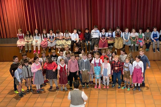 Referentin Renate Schwärzer leitet den bunt gemischten Schülerchor bei der Abschlussveranstaltung in Girlan. (Foto: LPA/Referat Volksmusik)