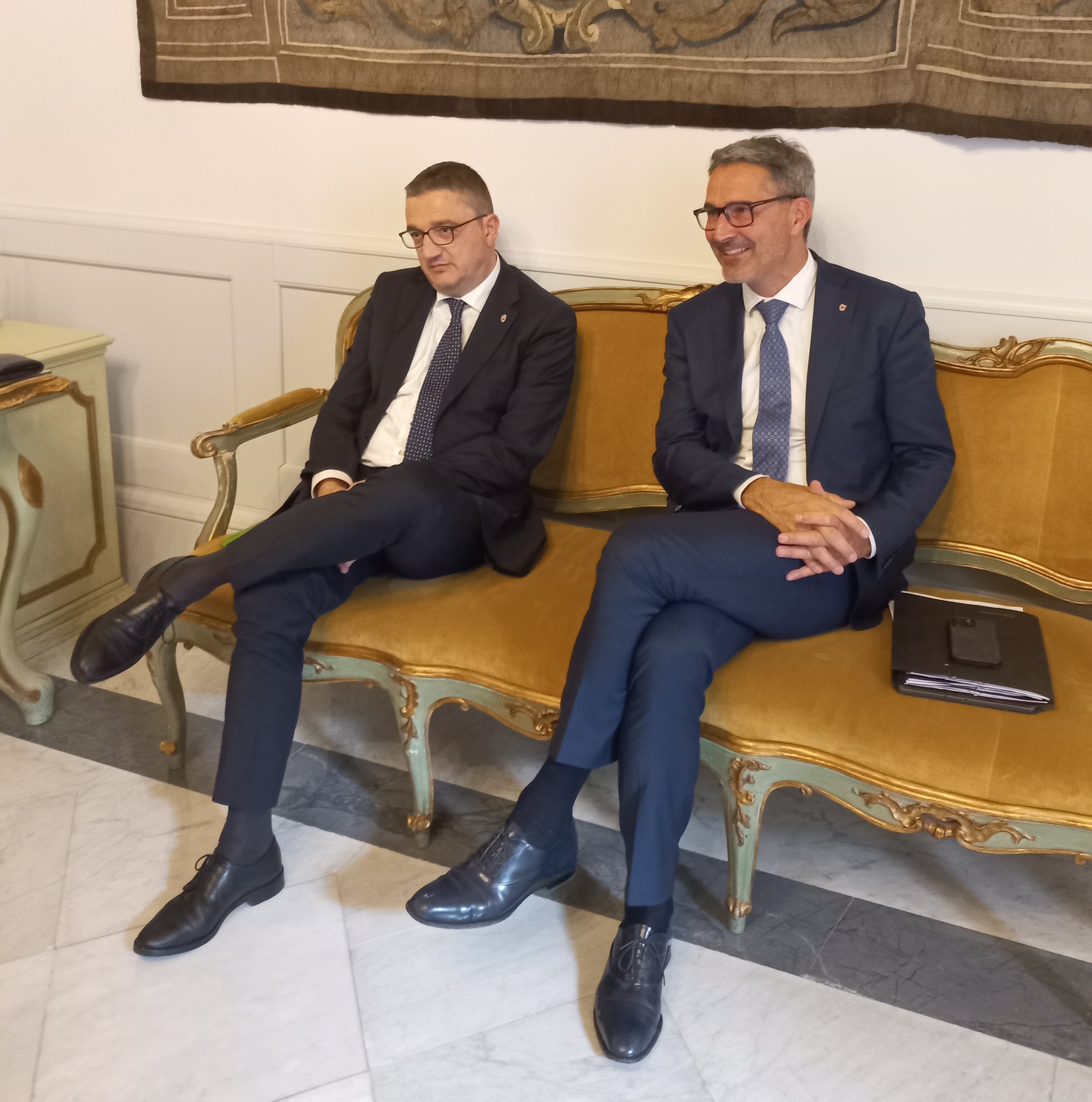 Il presidente della Provincia autonoma di Bolzano e della Regione, Arno Kompatscher (a destra) con il collega del Trentino Fugatti. (Foto: USP/mdg)