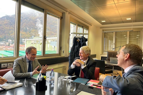 Il direttore del Dipartimento per l'Alto Adige ed il Sud Europa del Ministero degli Affari Esteri austriaco, Karl Prummer (al centro), il vicepresidente della Provincia, Giuliano Vettorato (sin.) ed il console generale austriaco a Milano, Clemens Mantl (dx) (Foto: ASP/Gabriel Marciano)