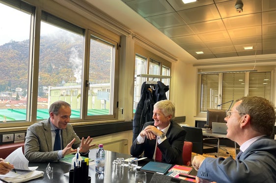 Austausch über Bildung und Schule, Umwelt und Energie: Der Südtirol-Beauftragte des Wiener Außenministeriums, Karl Prummer, der österreichische Generalkonsuls in Mailand, Clemens Mantl, und Landesrat Vettorato (Foto: LPA/Gabriel Marciano)