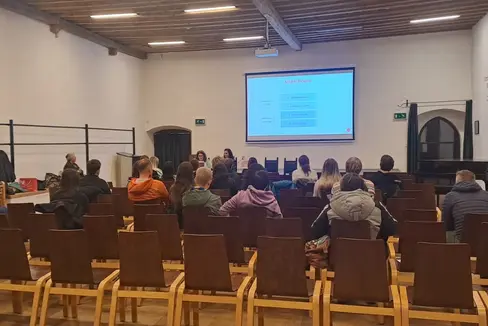 In Sterzing konnte man sich vor Ort über die Zweisprachigkeitsprüfung informieren. (Foto: LPA/Elisa Dallacosta)