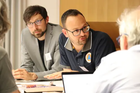 Quali criteri vengono utilizzati per stabilire le priorità delle misure di protezione? Un momento della discussione nei gruppi di lavoro durante il workshop Individuare le priorità per le misure di riduzione del rischio in Alto Adige tenutosi al Centro Pastorale di Bolzano (Foto: ASP/Maja Clara)