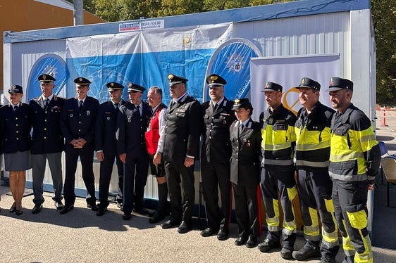 Die Bozner Berufsfeuerwehrmänner (von rechts) Oberfeuerwehrmann Simon Heinz, Oberbrandmeister Christian Unterthiner, Oberfeuerwehrmann Florian Domanegg mit ihren Kolleginnen und Kollegen der Carabinieri, der Bayerischen Landespolizei und der italienischen Staatspolizei auf dem Münchner Oktoberfest. (Foto: LPA/Berufsfeuerwehr Bozen)