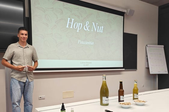 Uno studente del quarto anno del corso di Tecnologie Alimentari della Scuola professionale Laimburg durante la presentazione finale del suo progetto di diploma Hop & Nut. (Foto: USP/Scuola professionale Laimburg)