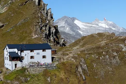 Die auf 2600 Metern Meereshöhe gelegenen Lenkljöchlhütte im Ahrntal, die im Eigentum des Landes ist, soll saniert werden. (Foto: Whgler, CC BY-SA 4.0 <https://creativecommons.org/licenses/by-sa/4.0>, via Wikimedia Commons)