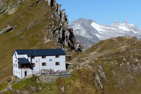 Die auf 2600 Metern Meereshöhe gelegenen Lenkljöchlhütte im Ahrntal, die im Eigentum des Landes ist, soll saniert werden. (Foto: Whgler, CC BY-SA 4.0 <https://creativecommons.org/licenses/by-sa/4.0>, via Wikimedia Commons)