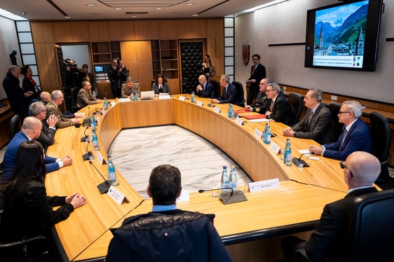 Die Feier der beiden Unterschriften, die im Sitzungssaal der Landesregierung stattfand, wurde von der Generalsekretärin des Landes, Marion Markart, geleitet. (Foto: LPA/Fabio Brucculeri)
