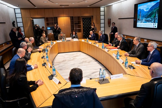 Die Feier der beiden Unterschriften, die im Sitzungssaal der Landesregierung stattfand, wurde von der Generalsekretärin des Landes, Marion Markart, geleitet. (Foto: LPA/Fabio Brucculeri)