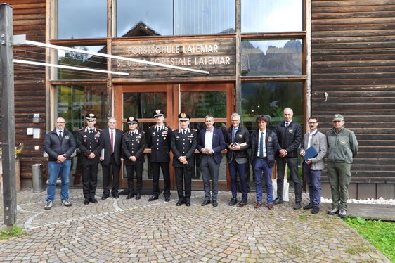 Gruppenbild vor der Landesforstschule Latemar (von links): Marco Pietrogiovanna (Amt für Forstplanung), Carabinieri-Landeskommandant Oberst Raffaele Rivola, Albert Wurzer (Agentur Landesdomäne), Brigadegeneral Francesco Pennacchini, Brigadegeneral Gianpiero Andreatta, Armeekorpsgeneral Andrea Rispoli, Landesrat Luis Walcher, Forstdienst-Abteilungsdirektor Günther Unterthiner, sein Stellvertreter Emilio Dallagiacoma, Paul Zipperle (Amt für Forstverwaltung, Schuldirektor Florian Reichegger. (Foto: LPA/Abteilung Forstdienst)