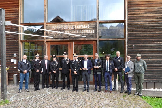 Foto di gruppo davanti alla Scuola forestale Latemar (da sinistra): Marco Pietrogiovanna (Ufficio Pianificazione Forestale), il comandante provinciale dei Carabinieri colonnello Raffaele Rivola, Albert Wurzer (Agenzia Demanio provinciale), il generale di Brigata Francesco Pennacchini, il generale di Brigata Gianpiero Andreatta, il generale di Corpo d'Armata Andrea Rispoli, l'assessore provinciale Luis Walcher, il direttore della Ripartizione Servizio forestale Günther Unterthiner, il suo vice Emilio Dallagiacoma, Paul Zipperle (Ufficio Amministrazione forestale), il direttore della scuola Florian Reichegger. (Foto: USP/Ripartizione Servizio forestale)