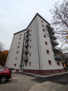 Dieses Wohnhaus in der Mailandstraße in Bozen wurde erfolgreich energetisch saniert: Im Rahmen des Programms Sicuro verde e sociale: Sanierung des öffentlichen Wohnbaus, das über den Ergänzungsfonds (PNC) des PNRR abgewickelt wurde. (Foto: LPA/Amt für Wohnbauprogrammierung)