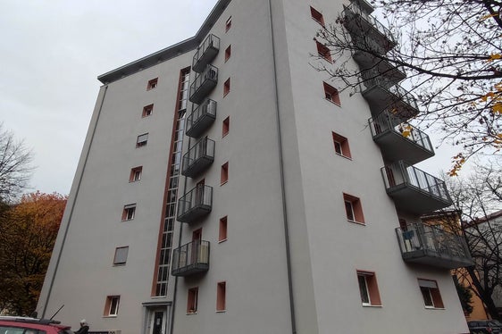 Dieses Wohnhaus in der Mailandstraße in Bozen wurde erfolgreich energetisch saniert: Im Rahmen des Programms Sicuro verde e sociale: Sanierung des öffentlichen Wohnbaus, das über den Ergänzungsfonds (PNC) des PNRR abgewickelt wurde. (Foto: LPA/Amt für Wohnbauprogrammierung)