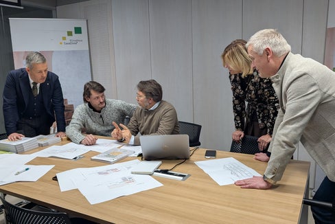 Nel corso di una consulenza: l'assessore provinciale Peter Brunner (primo da sinistra) assieme alla direttrice dell'Ufficio Energia e tutela del clima Petra Seppi e al direttore generale di CasaClima Ulrich Santa (seconda e primo da destra) assistono a una consulenza svolta dal direttore tecnico dell'Agenzia CasaClima Ulrich Klammsteiner (terzo da destra). (Foto: USP/Vera Brunetti)