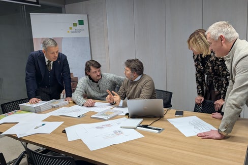 Machten sich selbst ein Bild vom Angebot der Beratungsnachmittage: Landesrat Peter Brunner (1.v.l.), Amtsdirektorin Petra Seppi und KlimaHaus Agentur Generaldirektor Ulrich Santa (2. und 1. v. r.) mit dem Technischen Direktor der KlimaHaus Agentur Ulrich Klammsteiner (3.v.r.) der gerade einen Herrn berät. (Foto: LPA/Vera Brunetti)