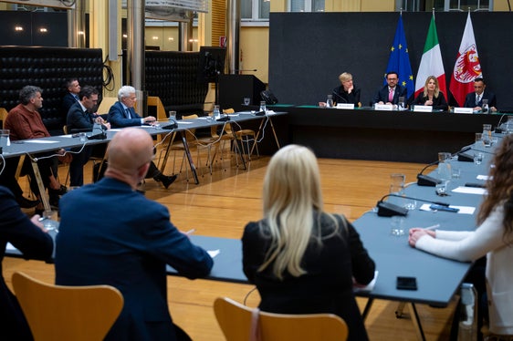 Un momento dell'incontro avvenuto nel cortile interno di Palazzo Widmann. (Foto: USP/Fabio Brucculeri)