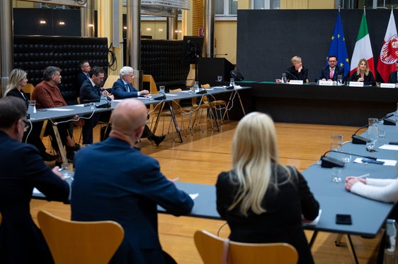 Unterstaatssekretärin Fausta Bergamotto verschaffte sich einen Überblick über die Arbeit des neuen Gremiums. (Foto: LPA/Fabio Brucculeri)