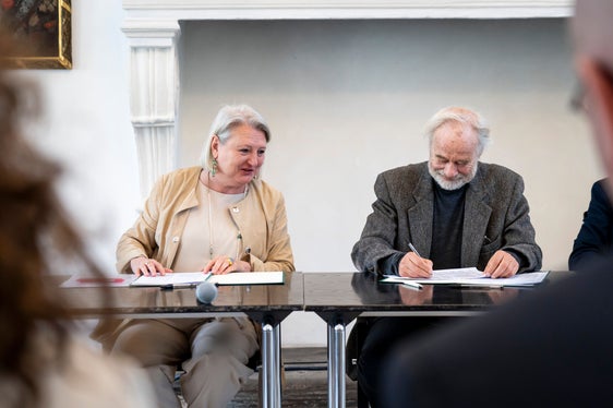 In der Fördervereinbarung, die von Karin Dalla Torre und Bernd Karner unterzeichnet wurde, wird die Zusammenarbeit mit den Chronistinnen und Chronisten generell geregelt. (Foto: LPA/Fabio Brucculeri)