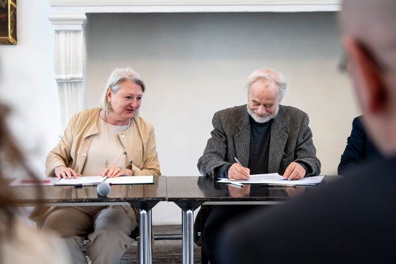 In der Fördervereinbarung, die von Karin Dalla Torre und Bernd Karner unterzeichnet wurde, wird die Zusammenarbeit mit den Chronistinnen und Chronisten generell geregelt. (Foto: LPA/Fabio Brucculeri)