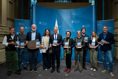 Dietro al ciclo di eventi dedicati ai riconoscimenti UNESCO dell’alpinismo, della transumanza, dell’irrigazione tradizionale e dell'arte della costruzione in pietra a secco in Alto Adige c’è una solida rete dedicata al Patrimonio culturale immateriale (da sinistra): Peter Righi e Stephan Illmer (Alpenverein Südtirol), Florian Trojer (Heimatpflegeverband Südtirol), Johanna Niederkofler (archeoParc - campus transhumanza), l’assessore provinciale Peter Brunner, Marcella Morandini (incaricata speciale UNESCO), Annamaria Gapp (Parco Naturale del Gruppo di Tessa), Alexander Lutt (Museo della Val Venosta), Daniela Donolato (Heimatpflegeverband Südtirol) e Hanspeter Gunsch (Ufficio Parco Nazionale dello Stelvio della Provincia). (Foto: USP/Fabio Brucculeri)