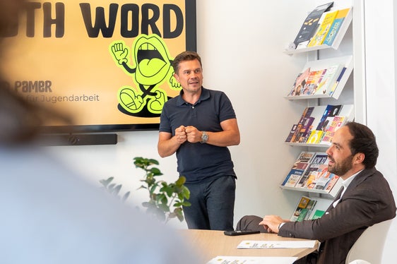 Lowkey ist das Youth Word 2026: Jugendliche haben das Südtiroler Jugendwort des Jahres selbst gewählt. Im Bild der Direktor des Landesamtes für Jugendrabeit Konrad Pamer (links) und Landesrat Philipp Achammer. (Foto: LPA/Youth Info/Stefan Innerhofer)