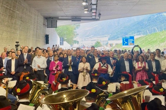Große Freude bei der Einweihung der Umfahrungsstraße von Kastelbell und Galsaun: Die Feier wurde von der Musikkapelle begleitet. (Foto: LPA/Bruno Benedetto)