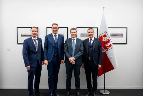In visita a Palazzo Widmann: (da sinistra) il direttore dell'HGV Raffael Mooswalder, il presidente della Provincia Arno Kompatscher, il presidente dell'HGV Klaus Berger, l'assessore provinciale Luis Walcher (Foto: USP/Fabio Brucculeri)