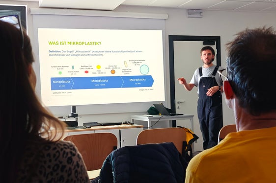 Michelangelo Lamonaca sensibilisierte die Anwesenden mit präzisen Informationen zur Einordnung von Mikro- und Nanoplastik sowie über die möglichen Quellen. (Foto: LPA/Ursula Pirchstaller)