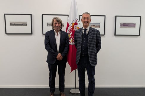 Der Südtiroler Sanitätsbetrieb und die Landesagentur für Umwelt- und Klimaschutz unterzeichnen eine fünfjährige Kooperation zur Förderung von Gesundheit und Umweltbewusstsein an Schulen. Gesundheitslandesrat Hubert Messner (links) und Umweltlandesrat Peter Brunner haben die Vereinbarung auf den Weg gebracht. (Foto: LPA/Vera Brunetti)