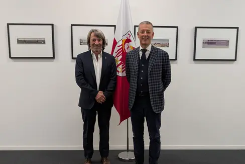 Der Südtiroler Sanitätsbetrieb und die Landesagentur für Umwelt- und Klimaschutz unterzeichnen eine fünfjährige Kooperation zur Förderung von Gesundheit und Umweltbewusstsein an Schulen. Gesundheitslandesrat Hubert Messner (links) und Umweltlandesrat Peter Brunner haben die Vereinbarung auf den Weg gebracht. (Foto: LPA/Vera Brunetti)