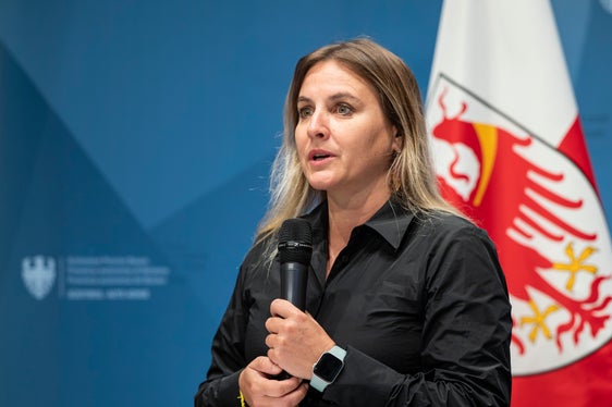 L'auspicio di Ulrike Oberhammer, presidente della Commissione provinciale per le pari opportunità per le donne: La Provincia autonoma di Bolzano e la Commissione provinciale intendono contribuire, attraverso i Premi Lidia Menapace, a costruire un futuro in cui a contare sia il talento e non il genere. Ci auguriamo che questi lavori contribuiscano a trasformare in realtà per tutte e tutti la visione delle pari opportunità”. (Foto: USP/Fabio Brucculeri)