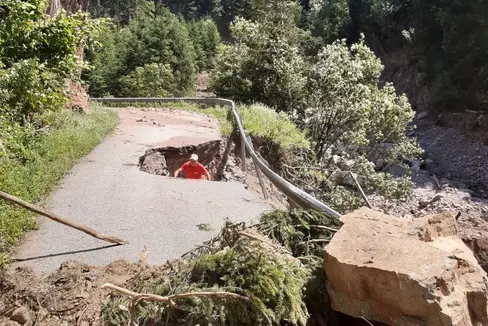 Con i contributi possono essere ripristinati danni arrecati alle infrastrutture. Nella foto rio Danza in val Sarentino che ha provocato danni alla strada. (Foto: Agenzia Protezione civile)