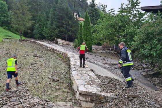 Numerose abitazioni sono state danneggiate, ma fortunatamente non vengono segnalati feriti. (Foto: ASP/Ufficio Sistemazione bacini montani nord/Jan Kobald)