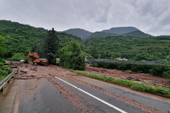 Nach einem Murabgang im Weißplatterbach am Sonntag, 28. Juni, führt das Amt für Wildbach- und Lawinenverbauung Süd in der Agentur für Bevölkerungsschutz Aufräumarbeiten durch. (Foto: LPA/Amt für Wildbach- und Lawinenverbauung Süd in der Agentur für Bevölkerungsschutz)