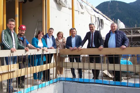 Lokalaugenschein auf der Baustelle Zivilschutzzentrum Sarntal: Landeshauptmann und Bevölkerungsschutzlandesrat Arno Kompatscher (2.v.re.) und Bürgermeister Christian Reichsigl (3.v.re.) mit (v.li.) Bernhard Thaler, Bauarbeiter, Lisa Lucin, Richard Kienzl, Flora Brugger, Josef Mair. (Foto: LPA/Toni Hofer)