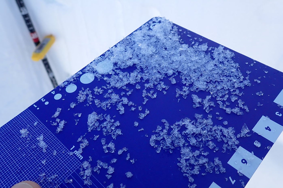 Indagine del manto nevoso: cristalli angolari su una griglia di neve (Foto: Ufficio meteorologia e prevenzione valanghe /Servizio prevenzione valanghe Alto Adige )