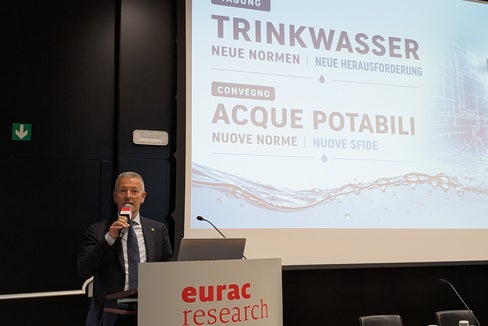 Die neue EU-Richtlinie zielt darauf ab, den Zugang zu hochwertigem Trinkwasser zu stärken und Versorgungsstrukturen qualitativ weiterzuentwickeln. Damit kommen neue Aufgaben auf die Betreiber von Trinkwasserversorgungseinrichtungen zu, unterstrich Landesrat Peter Brunner zum Auftakt der Fachtagung in der EURAC am 14. Mai. (Foto: LPA/Vera Brunetti)