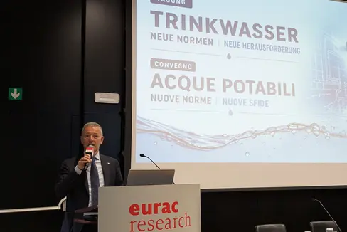 Die neue EU-Richtlinie zielt darauf ab, den Zugang zu hochwertigem Trinkwasser zu stärken und Versorgungsstrukturen qualitativ weiterzuentwickeln. Damit kommen neue Aufgaben auf die Betreiber von Trinkwasserversorgungseinrichtungen zu, unterstrich Landesrat Peter Brunner zum Auftakt der Fachtagung in der EURAC am 14. Mai. (Foto: LPA/Vera Brunetti)