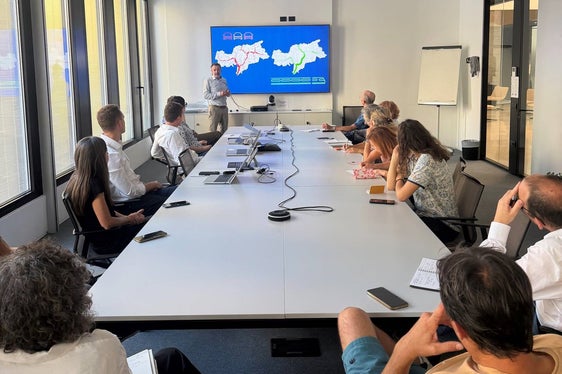 Das Treffen ist Teil des laufenden Austauschs mit den verschiedenen Interessengruppen entlang der Bahnlinie. Ziel des Mobilitätsressorts und der STA ist es, die Planung dieser Infrastruktur für die öffentliche Mobilität im Etschtal im Dialog mit den Menschen dieses Landesteiles voranzubringen, bekräftigt STA-Direktor Joachim Dejaco (im Bild stehend). (Foto: LPA/Ressort Infrastrukturen und Mobilität)