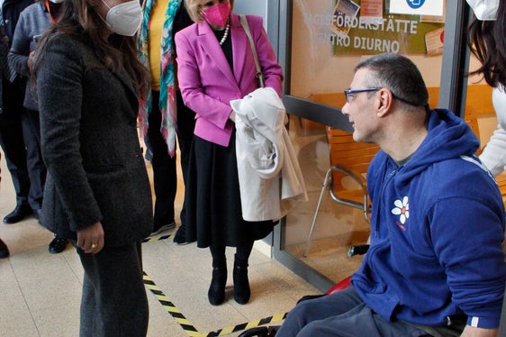 Il Ministro Locatelli ha incontrato alcune delle 24 persone con disabilità gravi e moderate che vivono in diversi appartamenti condivisi. (Foto: ASP/Greta Stuefer)