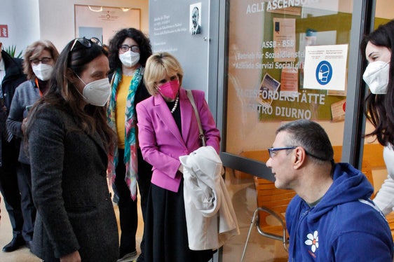 Il Ministro Locatelli ha incontrato alcune delle 24 persone con disabilità gravi e moderate che vivono in diversi appartamenti condivisi. (Foto: ASP/Greta Stuefer)