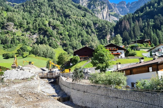 Innerhalb weniger Tage hat die Wildbachverbauung den Kogbach (im Bild vom 9. August bei seiner Mündung in den Pflerscherbach) von dem durch den Starkregen am 5. August angeschwemmten Material befreit. (Foto: LPA/Landesamt für WIldbach- und Lawinenverbauung Nord in der Agentur für Bevölkerungsschutz)