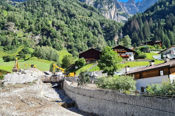 Innerhalb weniger Tage hat die Wildbachverbauung den Kogbach (im Bild vom 9. August bei seiner Mündung in den Pflerscherbach) von dem durch den Starkregen am 5. August angeschwemmten Material befreit. (Foto: LPA/Landesamt für WIldbach- und Lawinenverbauung Nord in der Agentur für Bevölkerungsschutz)