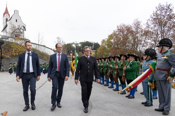 Mit einem Landesüblichen Empfang wurde der Festakt heute eröffnet, im Bild mit LH Günther Platter (Mitte), Untersekretär Gabriele Barucco (Lombardei) und Regierungspräsident Marc Mächler (St. Gallen) (Foto: Land Tirol/Die Fotografen)