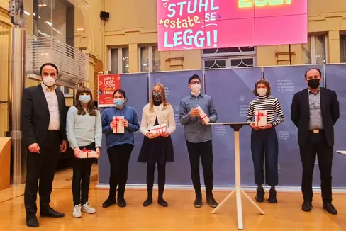 La premiazione dell'iniziativa. Da sinistra l'assessore Achammer, Sofie Trebo, Mariagiulia Levantino, Sofia Guerra, Josè Luigi Bruni, Luise Murara e l'assessore Vettorato. (Foto: ASP)