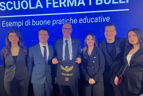 Prestigioso riconoscimento, quello ottenuto dal Polo economico ITE Battisti (nella foto alcuni studenti e docenti dell'istituto) che ha presentato a Roma al ministro Giuseppe Valditara (nella foto al centro) BattBull, un'app innovativa creata da studentesse e studenti per contrastare bullismo e cyberbullismo. (Foto: USP)